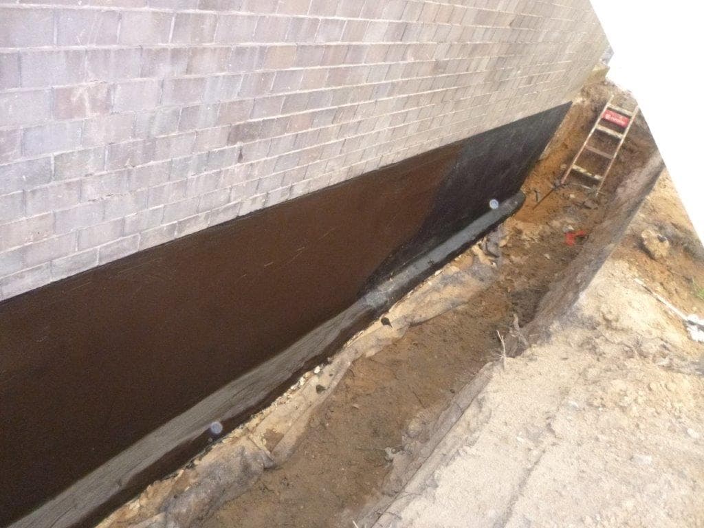IMATEC-Fachmonteure bei der Abdichtungsarbeit auf einer Baustelle in Duisburg